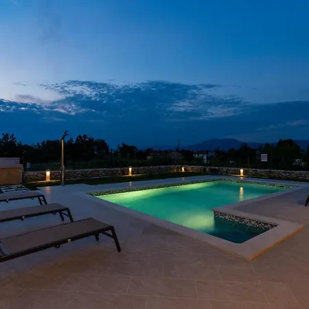 Amazing Design Aeris With Private Pool, High Level Of Privacy - Wiibuk Villa Šumber