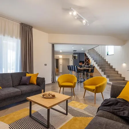 Villa Amazing Design Aeris With Private Pool, High Level Of Privacy - Wiibuk *