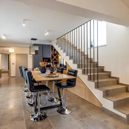 Villa Amazing Design Aeris With Private Pool, High Level Of Privacy - Wiibuk Šumber